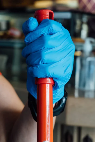 Mulher Com Luvas Azuis Limpando Chão Restaurante Com Uma Esfregona — Fotografia de Stock