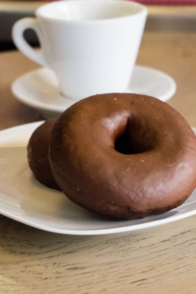 Два Вкусных Свежих Шоколадных Пончика Чашку Кофе Заднем Плане Селективный — стоковое фото