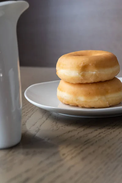 Dos Rosquillas Frescas Para Desayuno Una Mesa Madera Taza Café —  Fotos de Stock