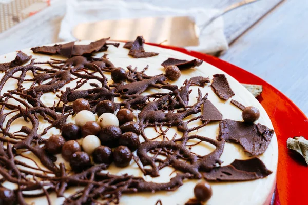 Taart Met Drie Soorten Chocolade Gegarneerd Met Chocoladekrullen Een Rode — Stockfoto