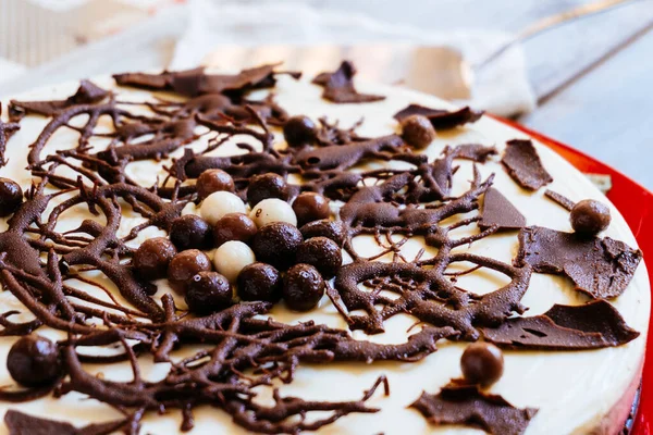 Bolo Com Três Tipos Chocolate Decorado Com Raspas Chocolate Uma — Fotografia de Stock