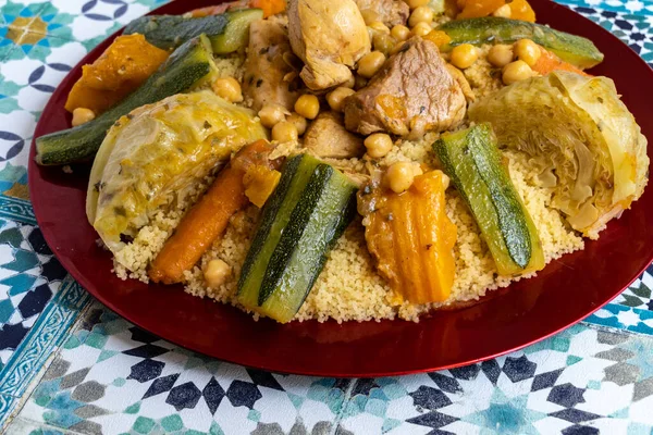Traditioneller Marokkanischer Couscous Mit Fleisch Und Gemüse Kohl Karotten Zucchini — Stockfoto