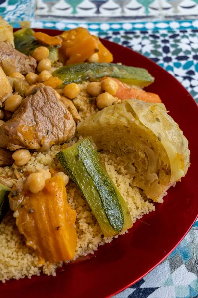 Traditionel Marokkansk Couscous Med Kød Grøntsager Kål Gulerødder Courgette - Stock-foto