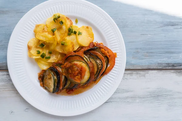 Ratatouille Servido Prato Branco Com Batatas Fritas Uma Mesa Madeira — Fotografia de Stock