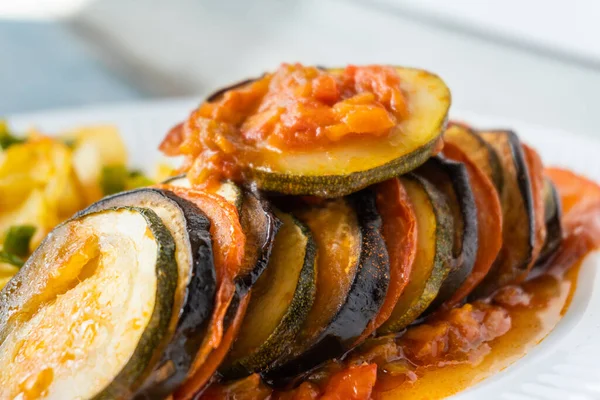 Ratatouille Egy Fehér Tányéron Szolgált Fel Sült Krumplival Egy Asztalon — Stock Fotó