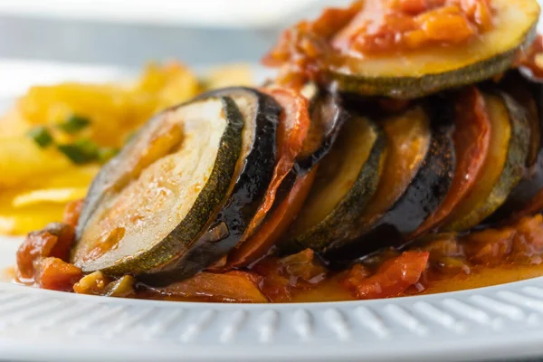 Ratatouille Ahşap Bir Masada Patates Kızartması Beyaz Bir Tabakta Servis — Stok fotoğraf