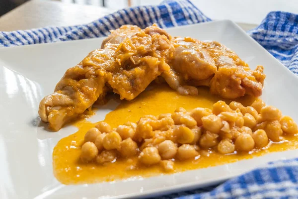 Plato Típico Español Patas Cerdo Estofadas Con Garbanzos — Foto de Stock