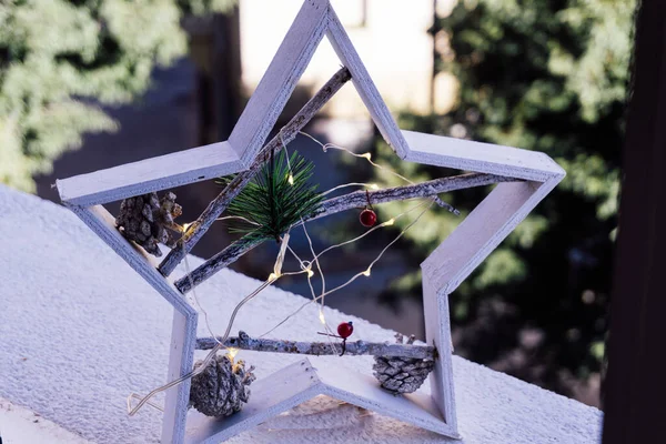 Dekorativer Weihnachtsstern Aus Holz Mit Lichtern Trockene Äste Und Tannenzapfen — Stockfoto