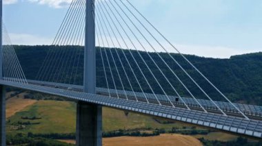 Millau Viyadük, Aveyron, Fransa. Norman Foster tarafından yapılan Millau Viyadükünün açılışı 2004 yılında yapıldı.