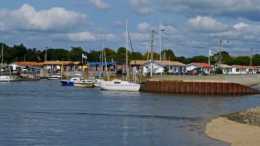 Andernos les Bains, Gironde, Arcachon Körfezi, Fransa. Andernos 'taki liman girişi.