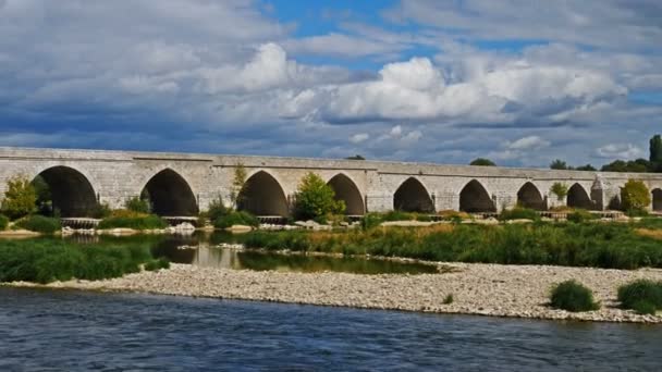 Beaugency Loiret Γαλλία Πέτρινη Τοξωτή Γέφυρα Πάνω Από Τον Ποταμό — Αρχείο Βίντεο