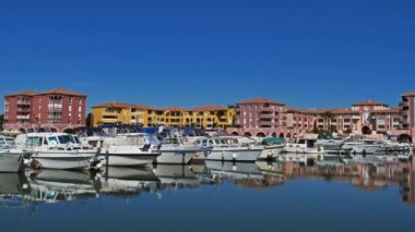 Latteler, Port Ariane, Herault, Occitanie, Fransa. Tekneler marinada demirliyor. Port Ariane, Montpellier yakınlarında 16. Cadde 'de inşa edilmiş bir marina. 