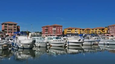Latteler, Port Ariane, Herault, Occitanie, Fransa. Tekneler marinada demirliyor. Port Ariane, Montpellier yakınlarında 16. Cadde 'de inşa edilmiş bir marina. 