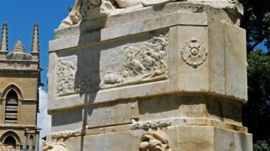 Montpellier, Herault, Occitanie, Fransa. Place de la Canourgue 'dan. Ön planda Antoine' ın 1776 'da yonttuğu Unicorn çeşmesi var. Arka planda, katedral St. Pierre, Montpellier, Herault, okült, Fransa