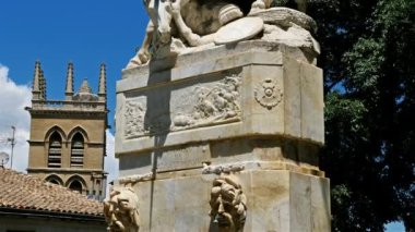 Montpellier, Herault, Occitanie, Fransa. Place de la Canourgue 'dan. Ön planda Antoine' ın 1776 'da yonttuğu Unicorn çeşmesi var. Arka planda, katedral St. Pierre, Montpellier, Herault, okült, Fransa
