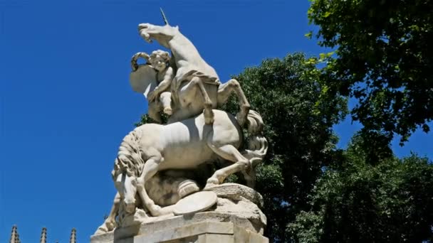蒙彼利埃 法国罗密欧 来自卡努尔盖广场 Place Canourgu 的独角兽喷泉是安托万在1776年雕塑而成的 在背景上是法国 科奇塔尼 埃洛托 蒙彼利埃 — 图库视频影像