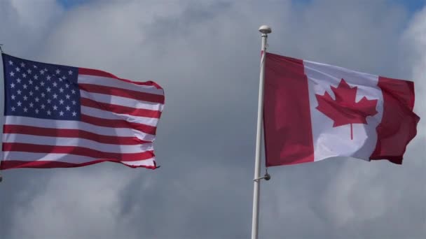 Los Estados Unidos Las Banderas Canadienses Ondeando Viento — Vídeos de Stock