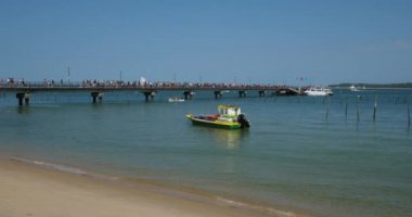 Kaptan Ferret, Belisaire, Gironde, Nouvelle Aquitaine, Fransa. İnsanlar Belisaire rıhtımından geçiyor.