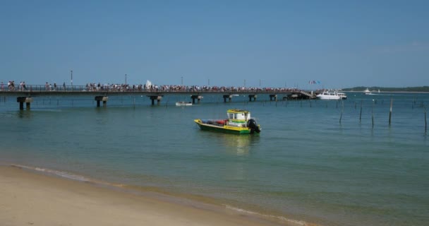 Cap Ferret Belisaire Gironde Nouvelle Akwitania Francja Ludzie Przekraczający Molo — Wideo stockowe