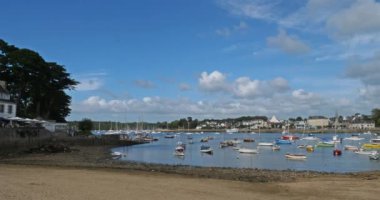 Combrit Limanı, Finistere, Britanya, Fransa. Önde Combrit 'in geleneksel limanı var. Arka planda Benodet var