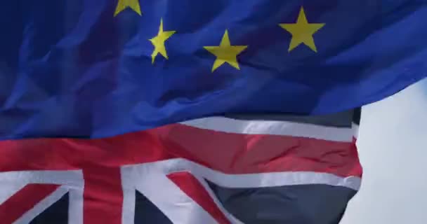 英国とヨーロッパの国旗が風になびく — ストック動画
