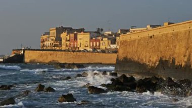 Syracuse, Ortygia, Sicilya, İtalya. Lungomare d 'Ortigia boyunca Akdeniz..