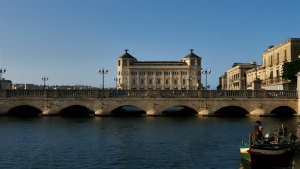 Siracusa Ortygia Sicília Itália Primeiro Plano Está Ponte Umbertino Que — Vídeo de Stock