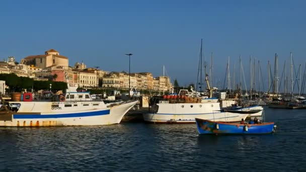 锡拉丘兹 奥蒂嘉 西西里 意大利 展望中的是一个渔业港口 其背景面是位于海滨的建筑立面 即维多里奥 伊曼纽尔二世 — 图库视频影像