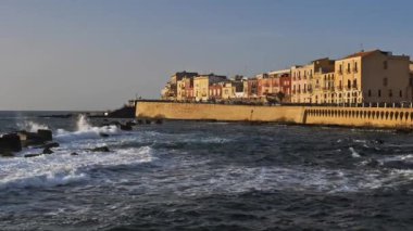 Syracuse, Ortygia, Sicilya, İtalya. Lungomare d 'Ortigia boyunca Akdeniz..