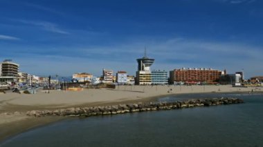 Palavas les Flots, Herault, Occitanie, Fransa. Palavas les Flots 'taki deniz cephesi. Arka planda mimarlar Michel Barnoud ve Guy Pdoussaud tarafından 2000 yılında açılan Phare de la Mediterranee var.