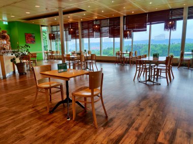 Kappel, Solothurn - İsviçre - 13 Mayıs 2020: Konukların ayrı tutulmasını sağlamak için Gunzgen güney otoyol servis alanının Mart ayındaki restoranında birbirinden ayrı masalar düzenlendi. Yeni normal..