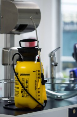 Diş odasındaki dezenfeksiyon için dezenfekte cihazı