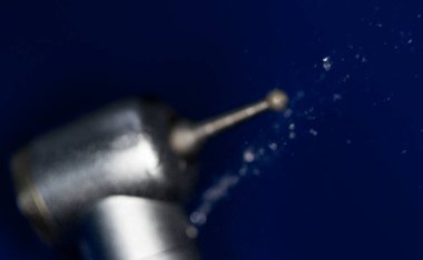 Mavi arkaplanlı diş matkabı