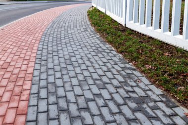 Kaldırımlar iki parçaya ayrılır. Bisikletler için kırmızı, yayalar için gri. Litvanya Şehri Panevezys 05-02-2020