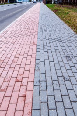 Kaldırımın bir kısmı bölünmüş, bisikletler için kırmızı, yayalar için gri. Litvanya Şehri Panevezys 05-02-2020