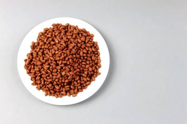 Çikolatalı pilav, pirinç ve buğday unundan yapılmış pirinç şeklinde çikolata taneleri..