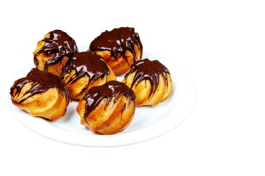 Çikolatayla kaplanmış küçük bir parça. Ürün un, yumurta ve şekerden yapılmış. Yan görünüm, izole edilmiş