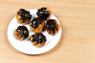 Ürün undan, yumurtadan ve şekerden yapılır. Üst görünüm