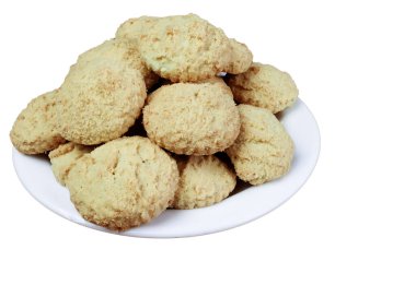 Beyaz tabakta şekersiz hindistan cevizli kek, izole edilmiş.