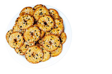 Beyaz tabakta siyah beyaz susam tohumlu hamur işleri.