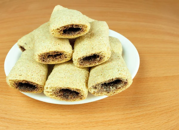 Cereal Biscuits Chocolate Filling Plate Yellow Background — Stock Photo, Image