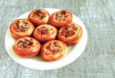 Un ile pişirilmiş çerezler, baharat ve tohumla kaplanmış etler.