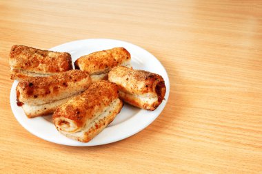 Sarı arka planda marmelatlı curd bisküvisi