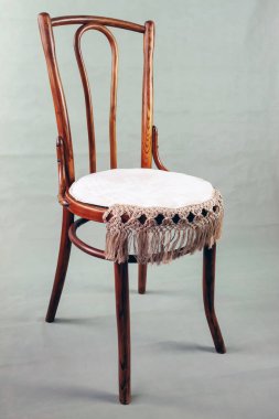 Oturmak için dolgulu antika kahverengi sandalye.