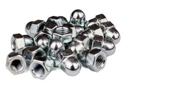 Metin için boşlukla izole edilmiş bir avuç metal ceviz.