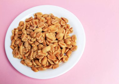 Bir tabak dolusu kavrulmuş ve ezilmiş fıstık.