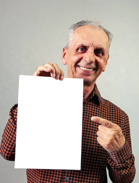 Kendini beğenmiş emekli mutlu gülümseme, resminizi eklemek için kopyalama alanı