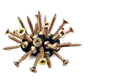 Sarı ahşap bir yığın vida farklı pozisyonlarda izole