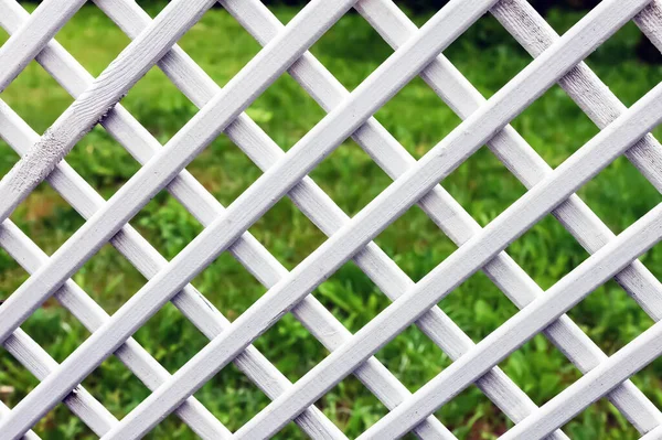 松の木の切り棒で描かれた柵の背景 — ストック写真