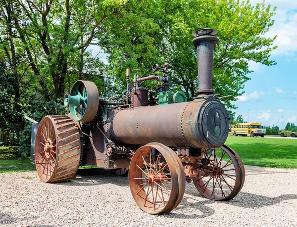 Sodeliskiai, Litvanya - 07-27-2019. Buhar motorlu bir traktör. 1913 'te yapılmış.